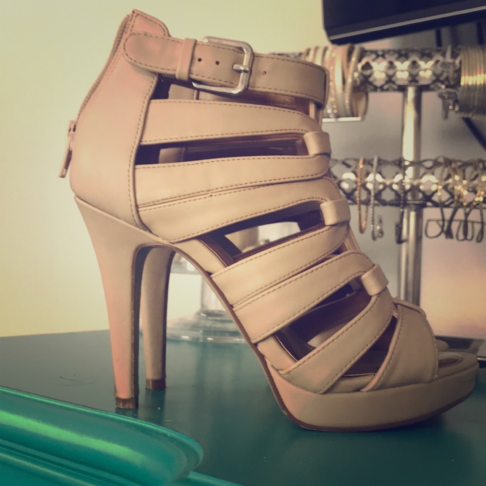 Peep toe heels in nude